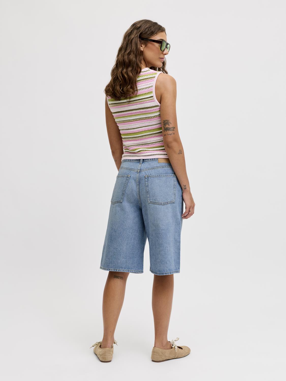 model_shot-back